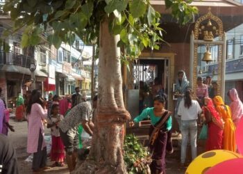 गोलबजारको शिव मन्दिरमा   बिहानैदेखि भक्तजनको घुइँचो