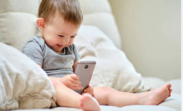 के बालबालिका मोबाइलको लतमा छन, छुटाउन यी ५ टिप्स प्रयोग गर्नुहोस्