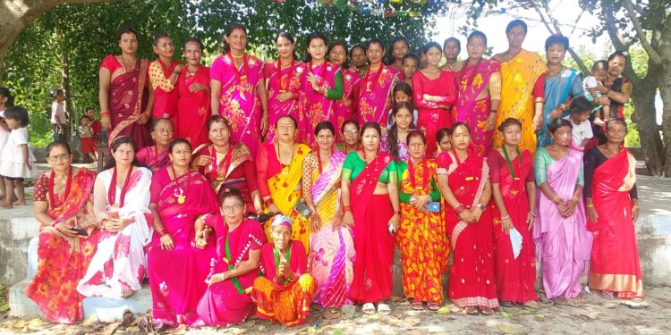 नयाँबस्तीका युवा नेतृ बस्नेतको आयोजनामा मनोरञ्जन गर्दै तीज पर्वको दर खाए महिलाहरू