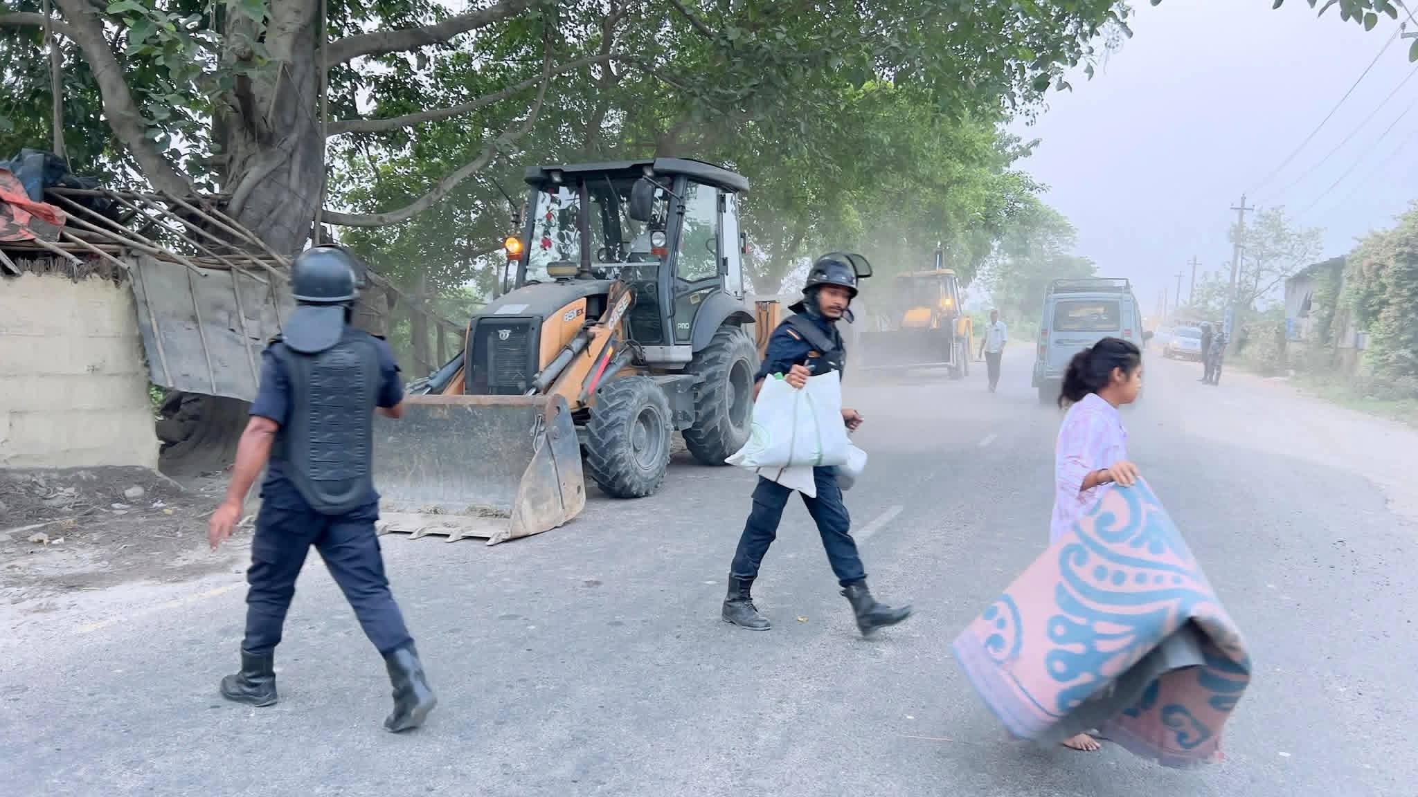 गण्डक नहरका अतिक्रमित संरचना हटाइँदै