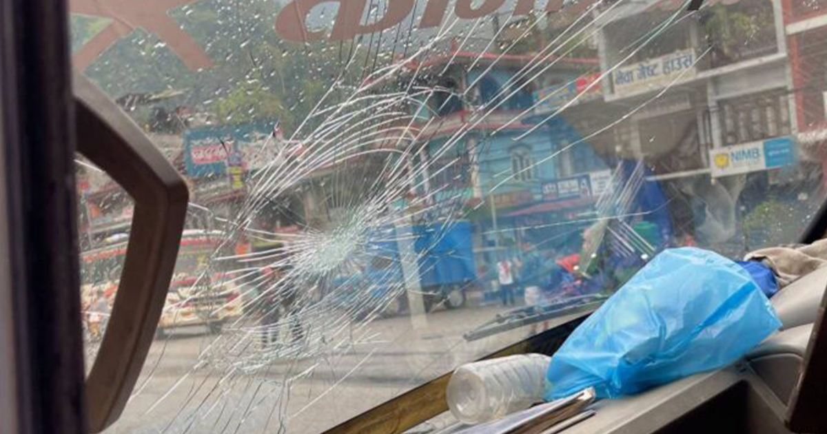 चितवनमा असिनापानीको कहर: ७४ सवारीसाधनमा क्षति, यात्रुहरू त्रसित