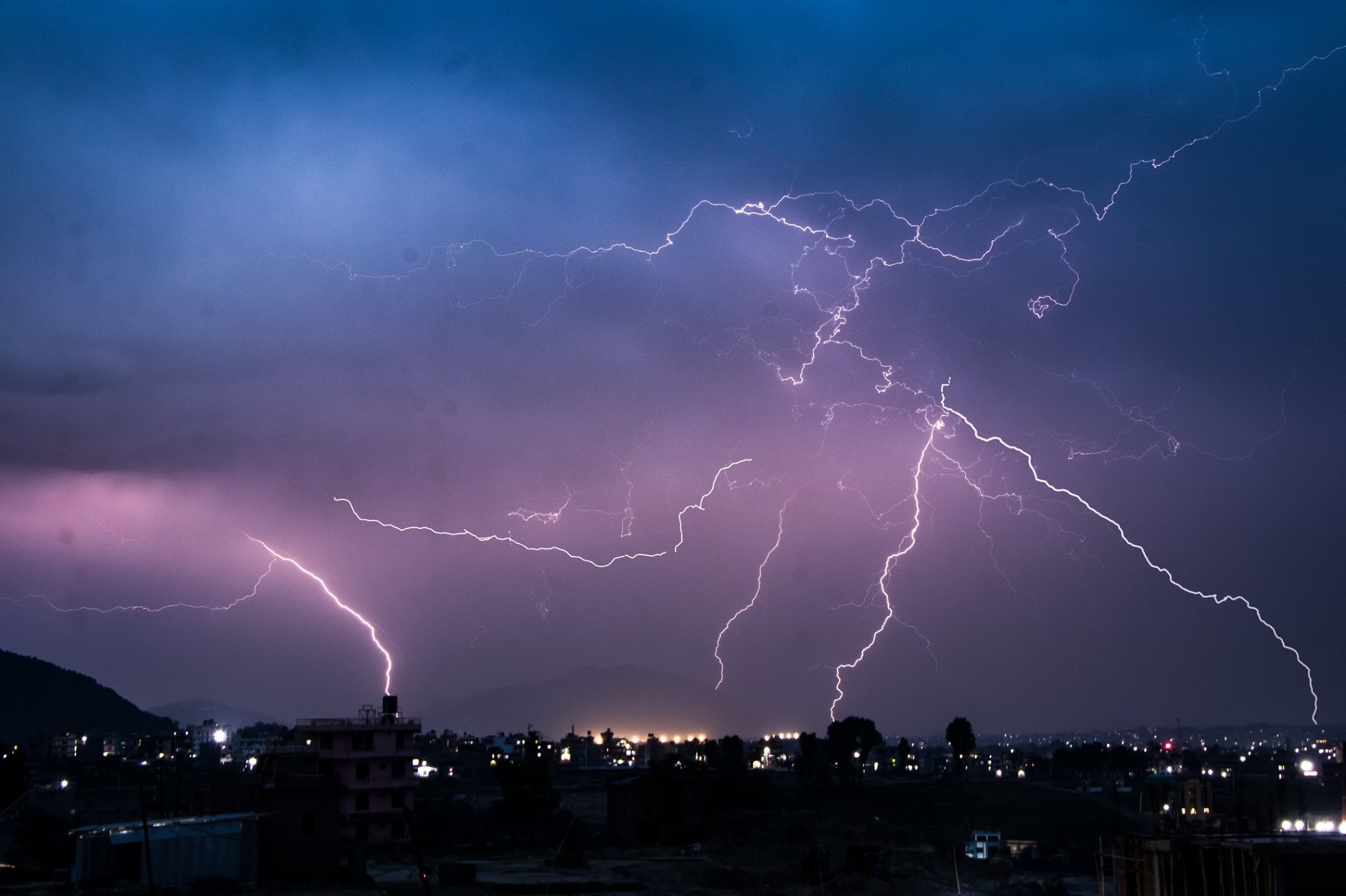 स्याङ्जामा चट्याङको कहर : एकको मृत्यु, कुखुरा फार्ममा ठूलो क्षति