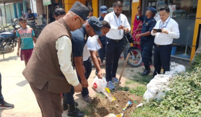 कलैयामा बजारमा छापा : गुणस्तरहीन खाद्य बेच्ने दुई मिठाई पसललाई कारबाही
