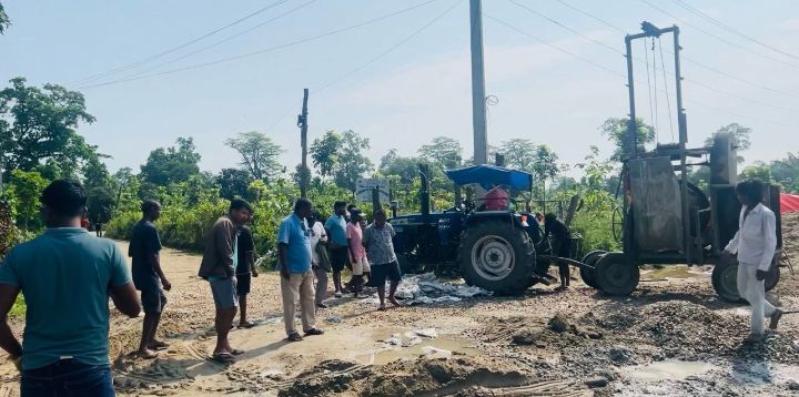 स्थानीयले रोके पनि ठेकेदारको मनोमानी, बोधबनको मुख्य बाटोको बेस र ढलान ४ मिटर मात्रै
